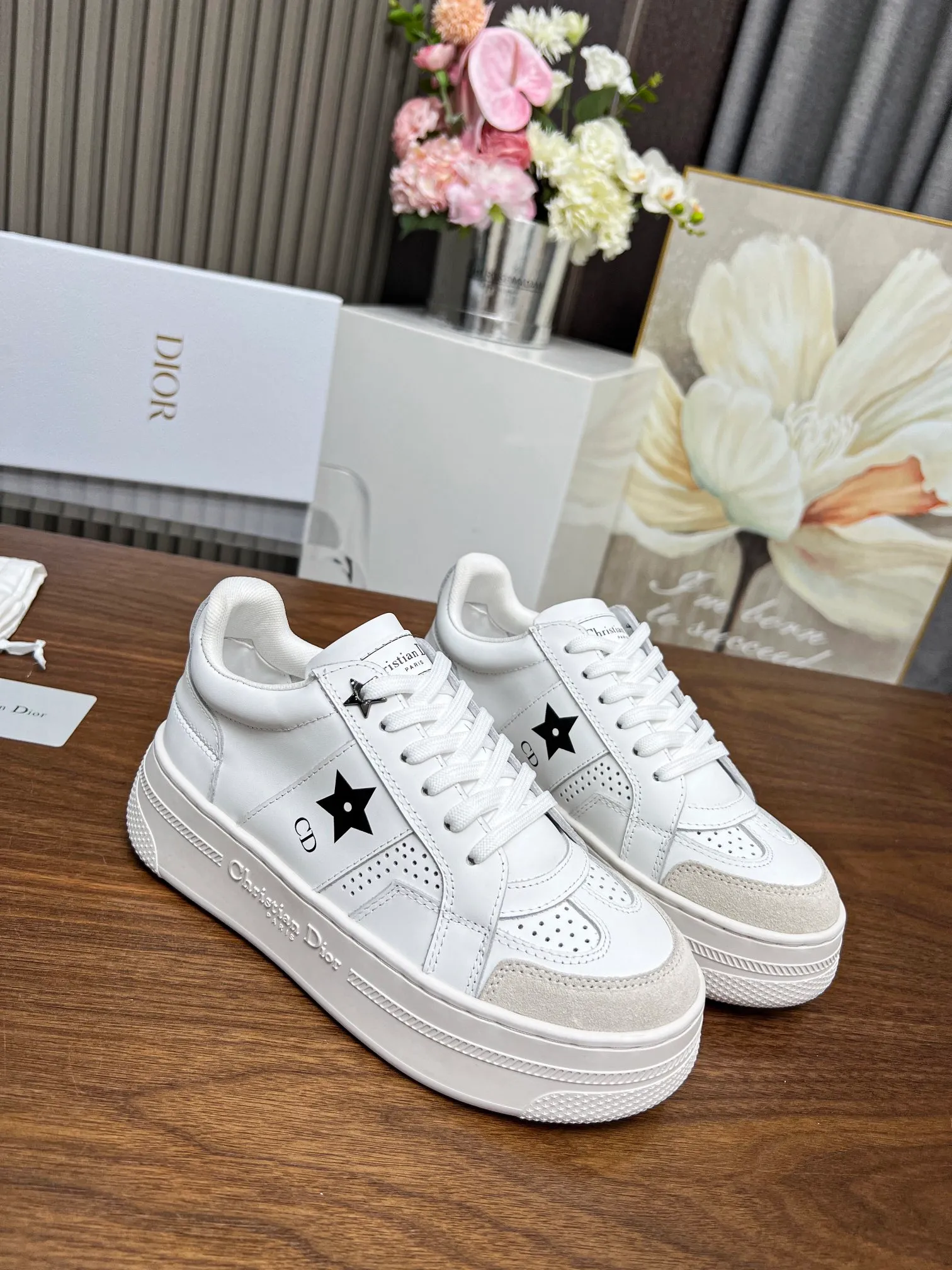 👟👟Ex-factory price 480👟👟 Dior's new 2024 Lucky Star, star sneakers, improve the signature line of modern style. The upper is carefully crafted from white calfskin, with matching suede calfskin panels on the front, and black CD signatures and star patterns on both sides, highlighting its unique charm. With a thick yet ultra-light signature sole that is 5cm taller, this sneaker can be paired with casual wear all year round. Size: 35-41. Welcome to place your order in the picture above [Rose][Rose][Rose]
